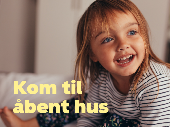 Et billede af en smilende pige med teksten: Kom til åbent hus