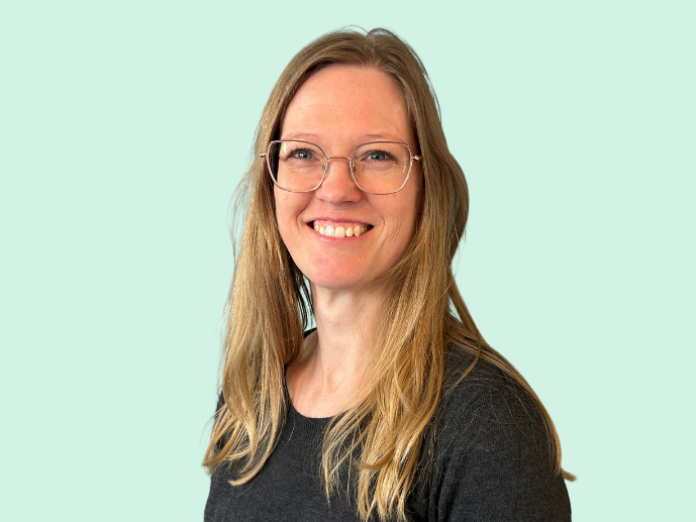 Portrætfoto af Iben, der er børne- og familieterapeut i BiBas 7-24 års gruppen.